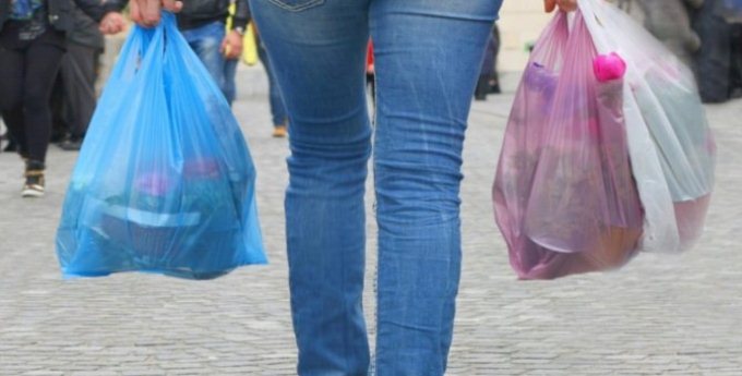 Qeset plastike: Vijon prodhimi dhe tregtimi i qeseve jashte standardit